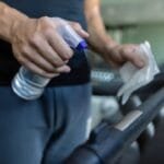 A pesquisa revela quais são os aparelhos mais sujos em academias