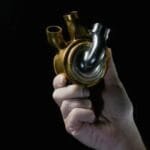 O coração artificial funciona como uma "bomba de sangue rotativa eletromecânica"