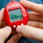 Um Tamagotchi é um brinquedo portátil virtual com um único modo de jogo.