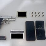 Pistola, munições e smartphones foram apreendidos na ação da PMCE.
