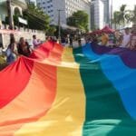 O turismo LGBT+ é um dos segmentos que mais cresce no mundo, movimentando bilhões de dólares anualmente.