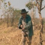 O músico, compositor e ator cearense Rodger Rogério em cena do longa “Oeste Outra Vez”