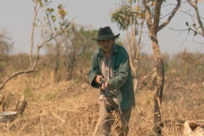 O músico, compositor e ator cearense Rodger Rogério em cena do longa “Oeste Outra Vez”