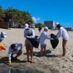 mutirão recolhe 142 kg de lixo na Praia do Futuro