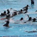 Maior aula de natação do mundo no Beach Park, em Aquiraz