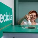 Para fazer o descarte correto da sua lâmpada queimada, basta depositar o material no coletor da Reciclus