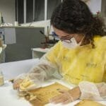 alunos restauram 15 obras raras da Biblioteca Estadual do Ceará