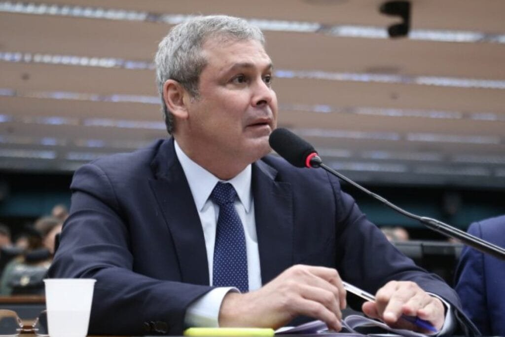 Amorim critica exigências dos EUA e defende soberania brasileira em audiência na Câmara