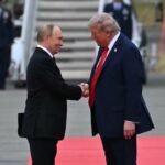 Trump e Putin: apertos de mão no tapete vermelho e um passeio de limusine juntos, depois um final abrupto