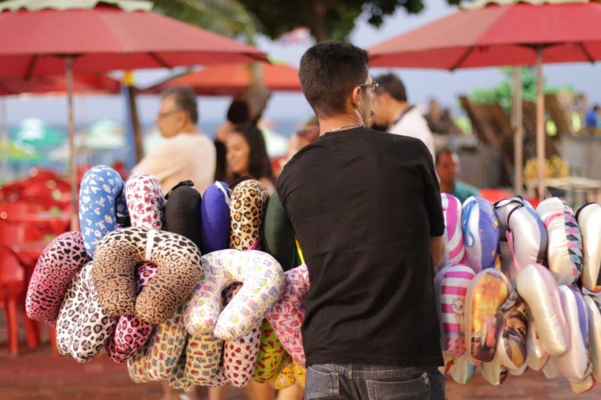 Prefeitura de Fortaleza revoga permissões de comércio ambulante na Beira Mar