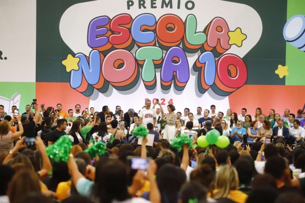 Prêmio Escola Nota 10: Governo do Ceará entrega 434 premiações para escolas públicas com melhores resultados no Spaece 2024