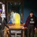 Manifestantes presos após jogarem comida em vitrine contendo as Joias da Coroa da Inglaterra