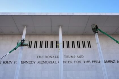 Kennedy Center reage a cancelamento de músico após inclusão do nome de Trump no prédio
