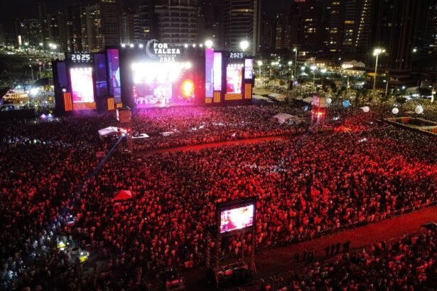 Vista aérea do Réveillon no Aterro da Praia de Iracema, em Fortaleza, com mais de um milhão de pessoas celebrando a virada de 2024 para 2025.