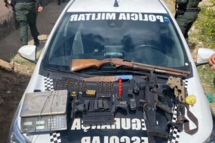 Polícia apreende armas e munições em terreno usado como depósito clandestino em Caucaia