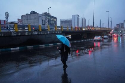 A primeira chuva do outono cai na capital do Irã
