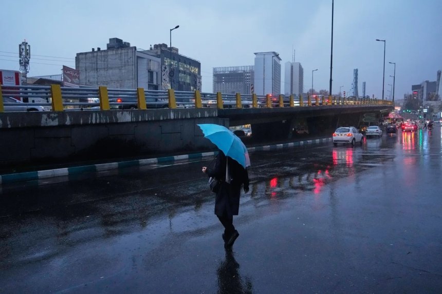 A primeira chuva do outono cai na capital do Irã
