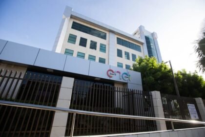 Enel Ceará é multada em quase R$ 20 mi por falhas no atendimento aos consumidores