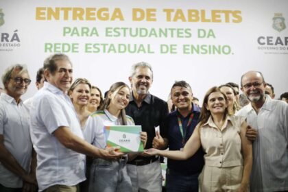 Governo do Ceará entrega mais de 700 tablets a estudantes de Beberibe e reforça investimentos em inclusão digital