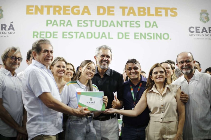 Governo do Ceará entrega mais de 700 tablets a estudantes de Beberibe e reforça investimentos em inclusão digital
