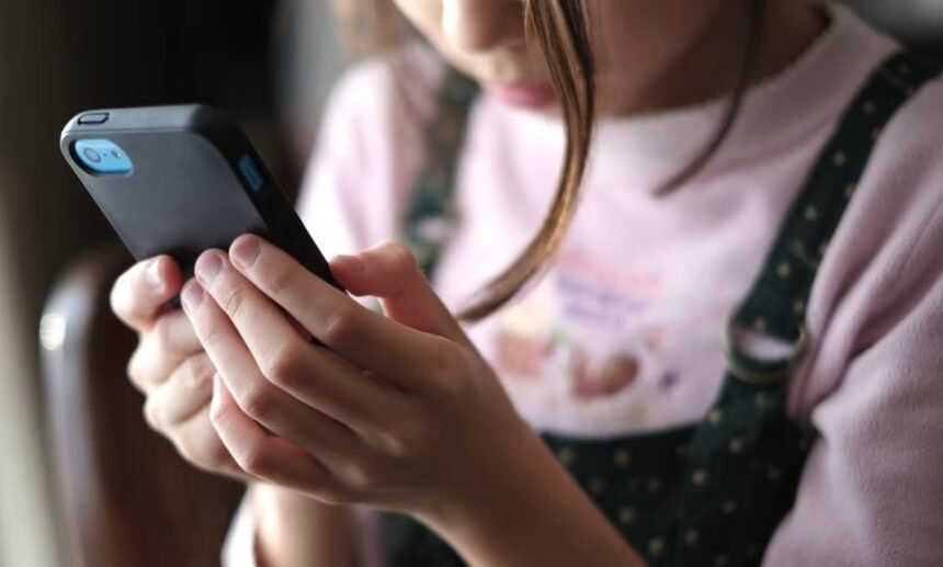 Austrália estabelece uma idade mínima para o uso de redes sociais