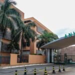 Fachada da sede da Anvisa em Brasília, com o nome da agência em destaque na entrada, simbolizando a atuação do órgão na fiscalização de produtos de saúde.