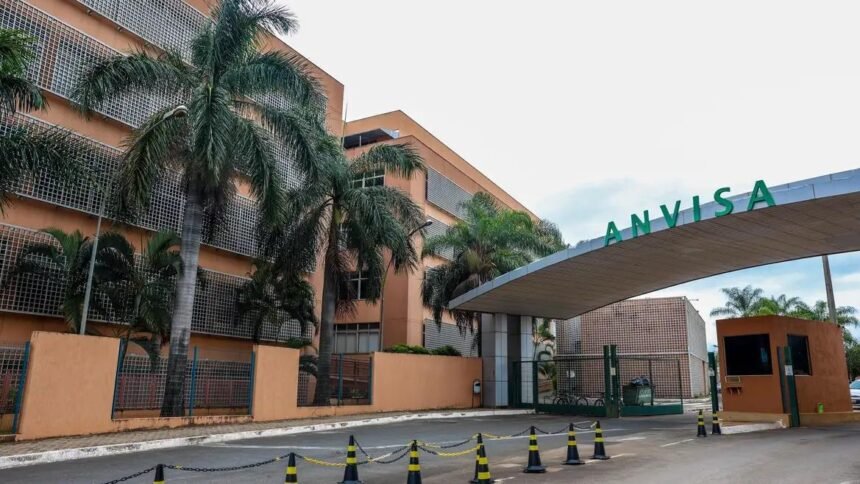 Fachada da sede da Anvisa em Brasília, com o nome da agência em destaque na entrada, simbolizando a atuação do órgão na fiscalização de produtos de saúde.