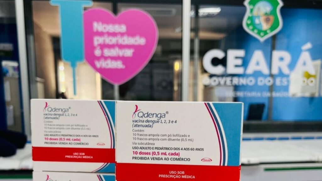 Caixas da vacina contra a dengue organizadas para a campanha do Dia D, que marca a ampliação da imunização no Ceará.