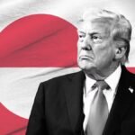 Ilustração de Donald Trump em primeiro plano, com a bandeira da Groenlândia ao fundo, representando a disputa geopolítica sobre o território autônomo ligado à Dinamarca.
