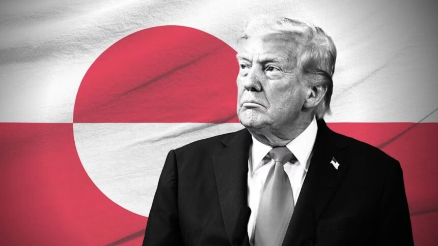 Ilustração de Donald Trump em primeiro plano, com a bandeira da Groenlândia ao fundo, representando a disputa geopolítica sobre o território autônomo ligado à Dinamarca.