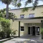 Fachada do campus do Instituto Federal do Ceará, em Fortaleza, com entrada principal, áreas verdes e árvores ao redor do prédio.