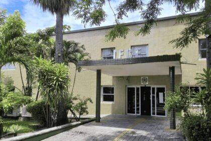 Fachada do campus do Instituto Federal do Ceará, em Fortaleza, com entrada principal, áreas verdes e árvores ao redor do prédio.