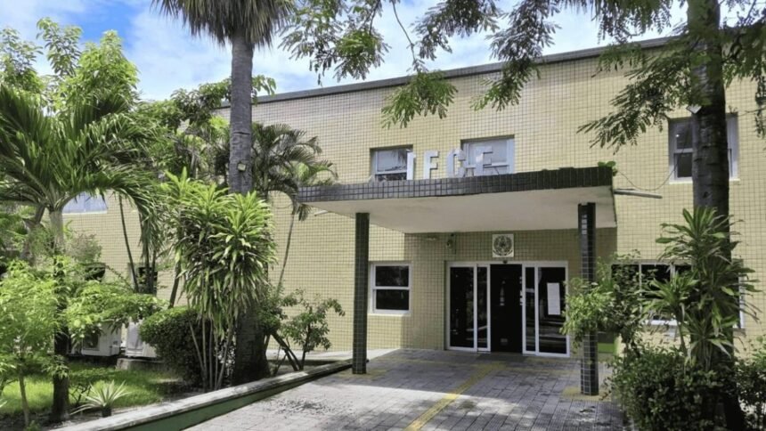 Fachada do campus do Instituto Federal do Ceará, em Fortaleza, com entrada principal, áreas verdes e árvores ao redor do prédio.