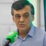 Prefeito Naumi Amorim fala ao microfone durante entrevista, ao explicar o cancelamento do Carnaval em Caucaia.