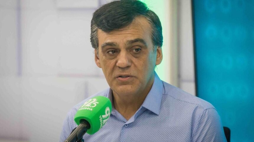 Prefeito Naumi Amorim fala ao microfone durante entrevista, ao explicar o cancelamento do Carnaval em Caucaia.