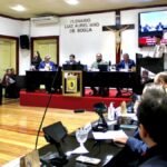 Plenário da Câmara Municipal de Aracati durante sessão legislativa, com vereadores reunidos em debate e público acompanhando os trabalhos.