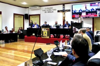 Plenário da Câmara Municipal de Aracati durante sessão legislativa, com vereadores reunidos em debate e público acompanhando os trabalhos.