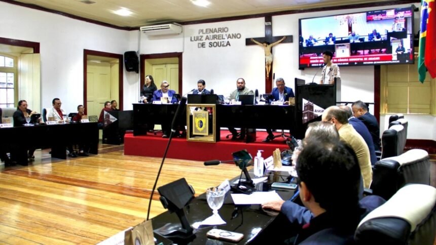 Plenário da Câmara Municipal de Aracati durante sessão legislativa, com vereadores reunidos em debate e público acompanhando os trabalhos.