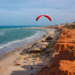 Vista de Canoa Quebrada, no litoral leste do Ceará, um dos destinos mais procurados por turistas internacionais.