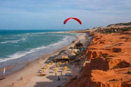 Vista de Canoa Quebrada, no litoral leste do Ceará, um dos destinos mais procurados por turistas internacionais.