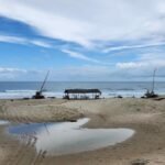 Vista da Praia do Balbino, em Cascavel (CE), com jangadas, faixa de areia e o mar ao fundo; comunidade foi reconhecida como território agroextrativista pelo Incra.