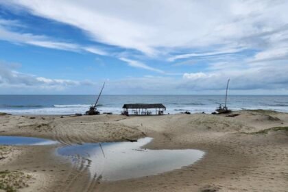 Vista da Praia do Balbino, em Cascavel (CE), com jangadas, faixa de areia e o mar ao fundo; comunidade foi reconhecida como território agroextrativista pelo Incra.