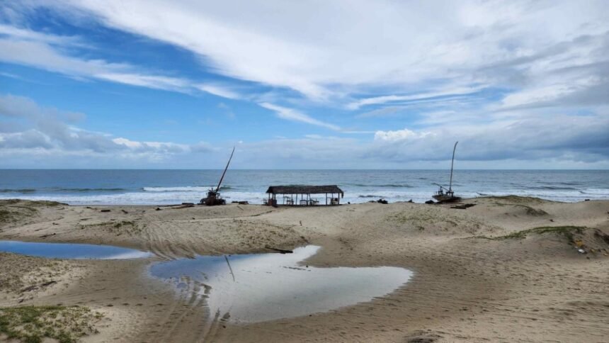 Vista da Praia do Balbino, em Cascavel (CE), com jangadas, faixa de areia e o mar ao fundo; comunidade foi reconhecida como território agroextrativista pelo Incra.