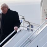 Donald Trump desce a escada do Air Force One no Aeroporto de Zurique, na Suíça, ao chegar para o Fórum Econômico Mundial, sob clima de tensão diplomática.