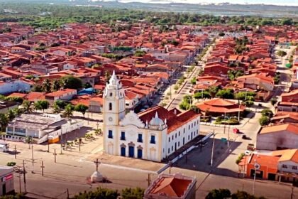 Vista da cidade de Aracati, no Ceará, que registrou queda nos homicídios em 2025
