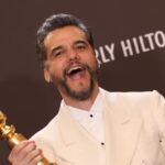 Wagner Moura segura o troféu do Globo de Ouro e comemora vitória histórica como melhor ator em filme de drama em 2026.