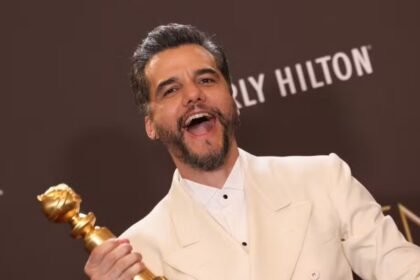 Wagner Moura segura o troféu do Globo de Ouro e comemora vitória histórica como melhor ator em filme de drama em 2026.