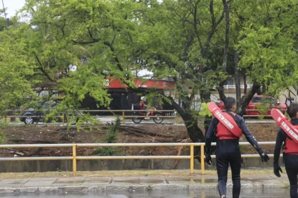 Adolescente de 12 anos desaparece após ser arrastado em canal durante chuva em Fortaleza