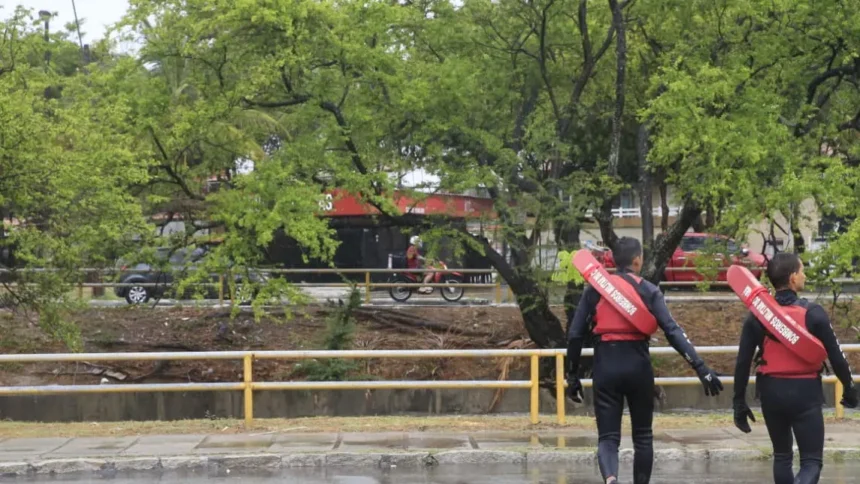 Adolescente de 12 anos desaparece após ser arrastado em canal durante chuva em Fortaleza