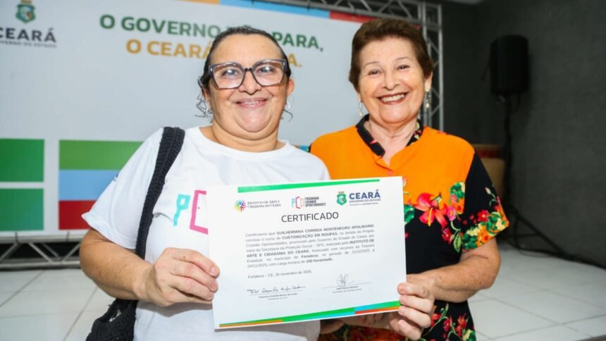 Mulher sorri segurando certificado de conclusão de curso profissionalizante ao lado de representante do Governo do Ceará, em cerimônia de qualificação profissional.